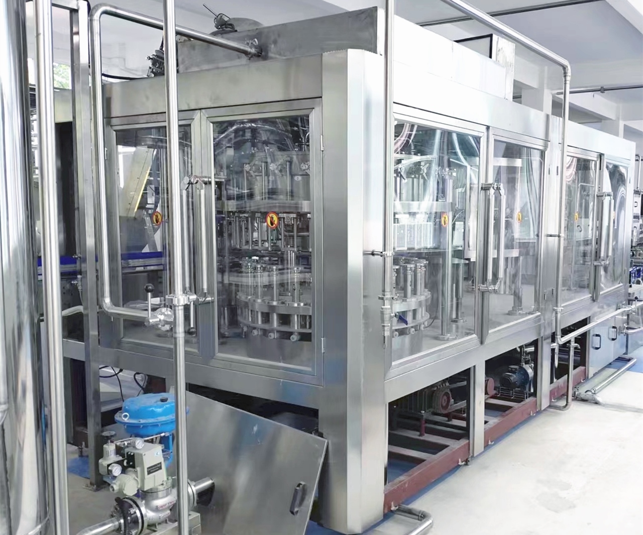 3-in-1-Abf&uuml;ll- und Verschlie&szlig;maschine