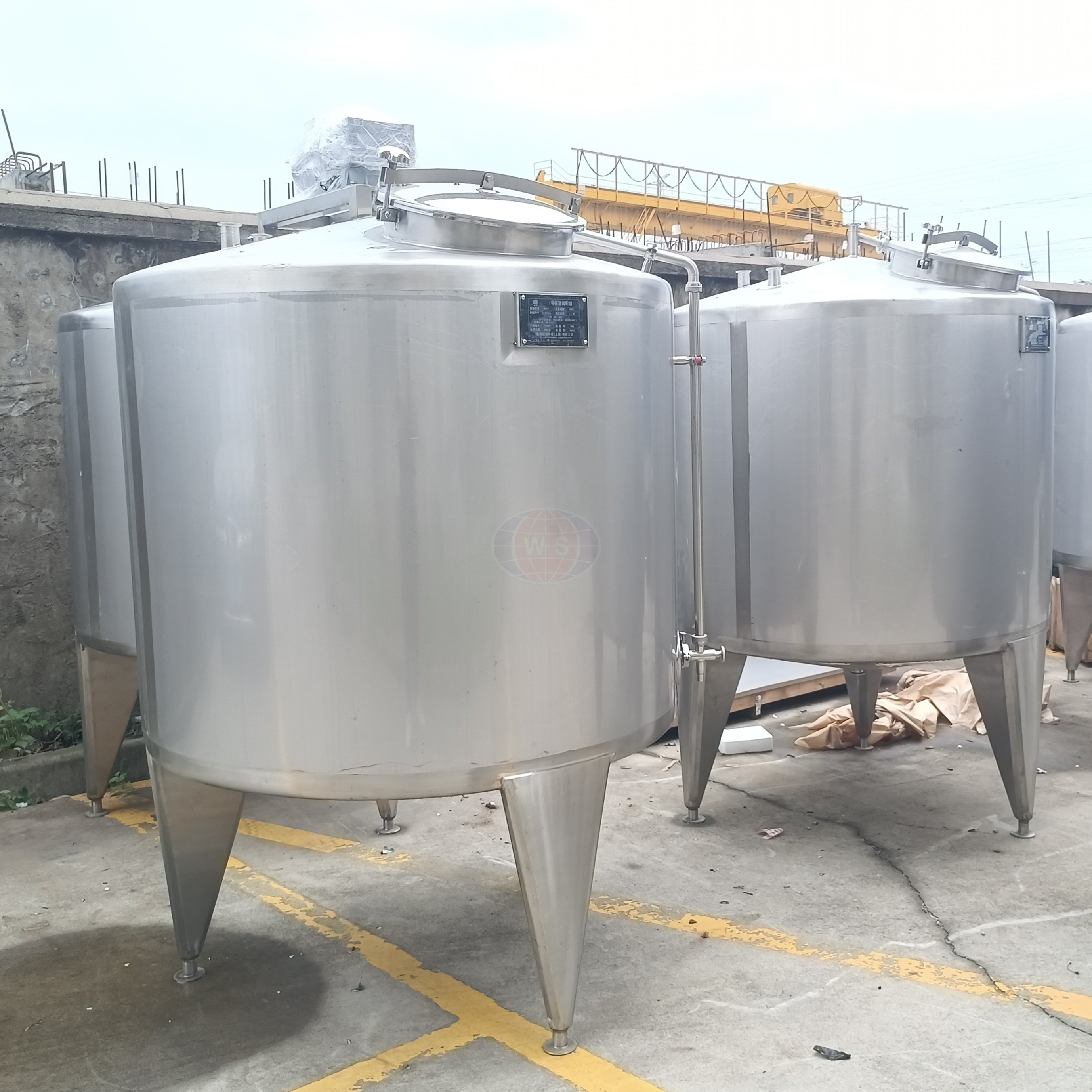 Edelstahltankwasser vs. Polyethylentank im Vergleich